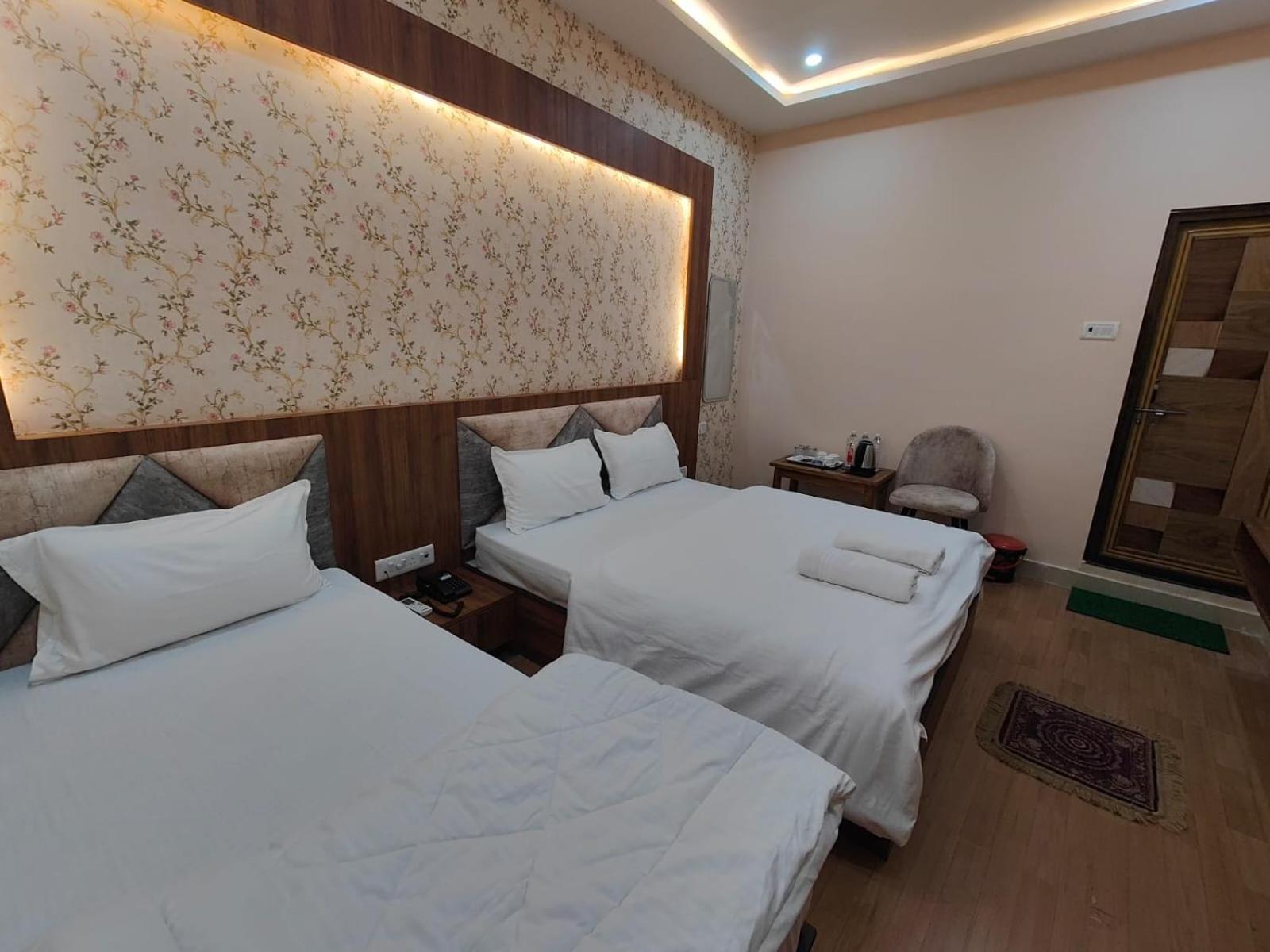 Hotel Mangal Murti Varanasi Exterior photo